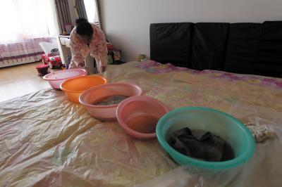 巴塘楼上漏水，住户失联，小区没物管，业主维权难！律师来支招……